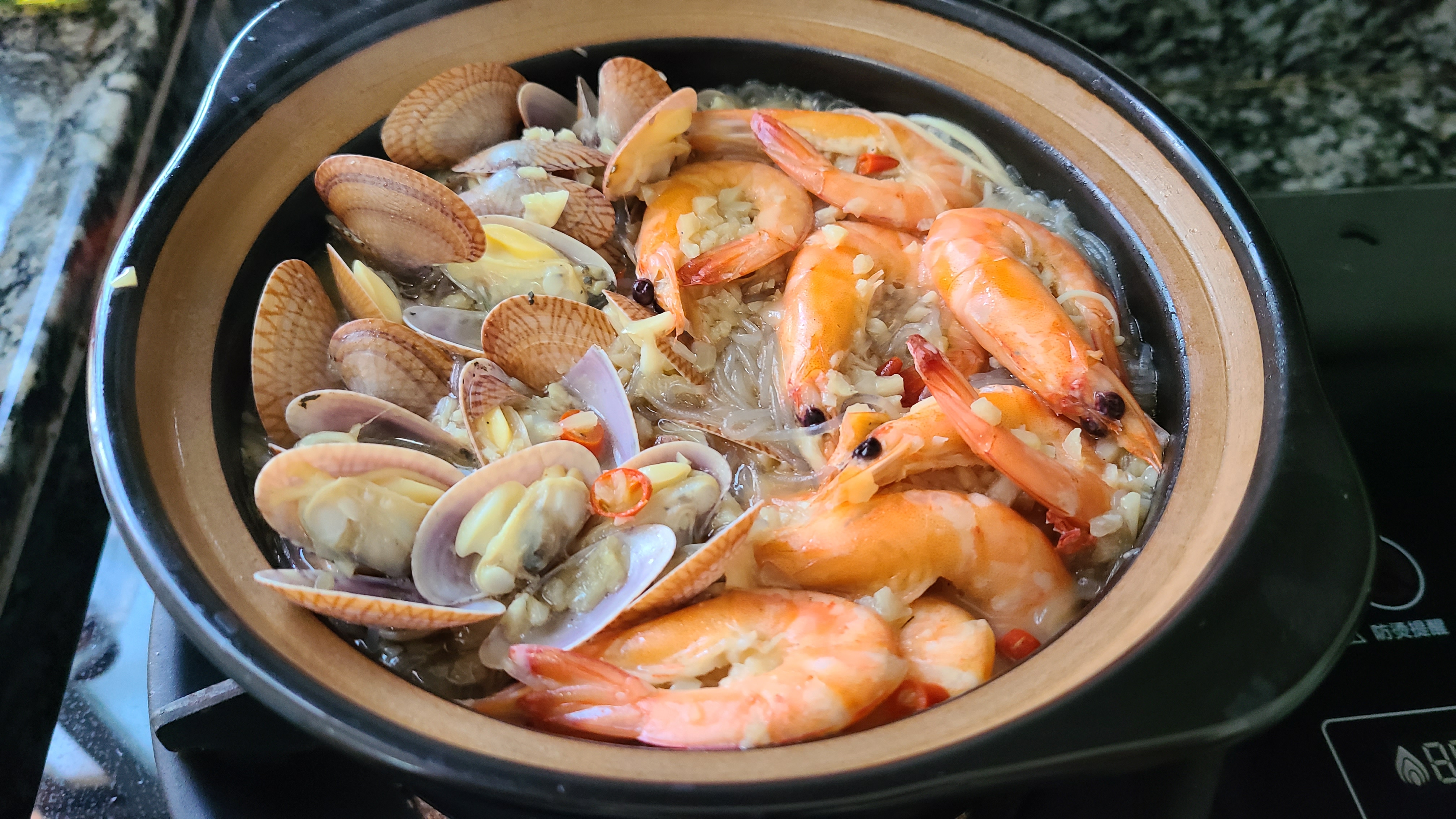 廣東人都愛吃這一道海鮮粉絲煲，味道鮮美，吃過的人都說好