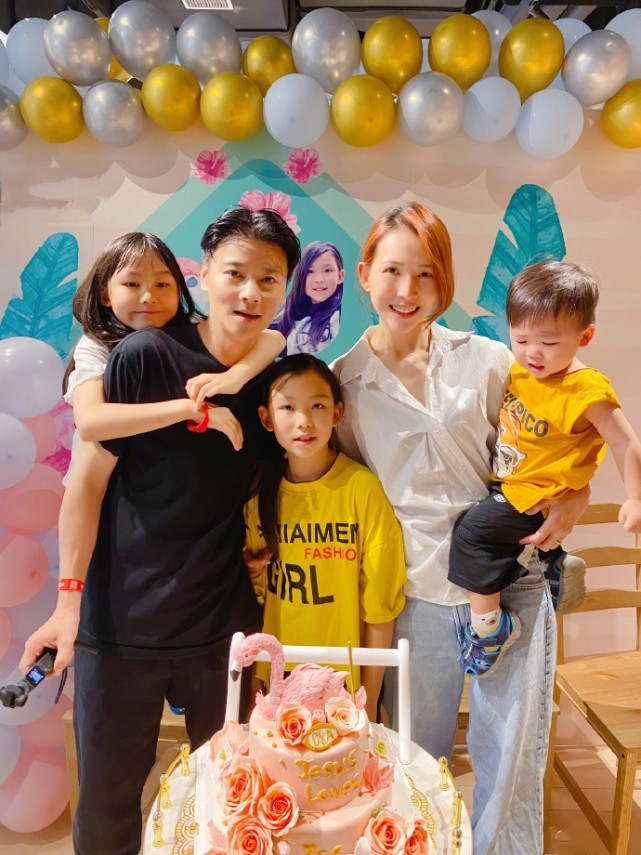 蔡少芬曬母子同框秀幸福，娘娘與兒子實力比萌，魚蛋似縮小版張晉