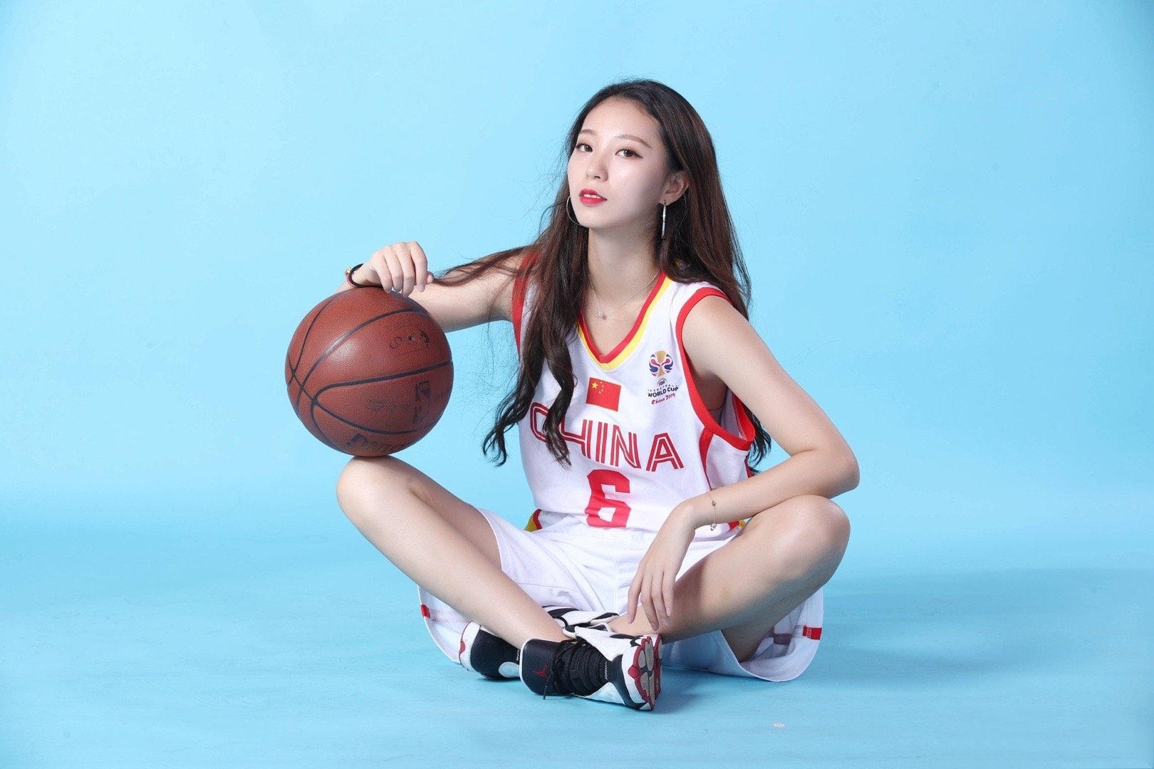 cba篮球宝贝哪个队最漂亮(CBA“最美篮球宝贝”，黄逸辉穿球衣拍写真，她是郭艾伦的粉丝？)