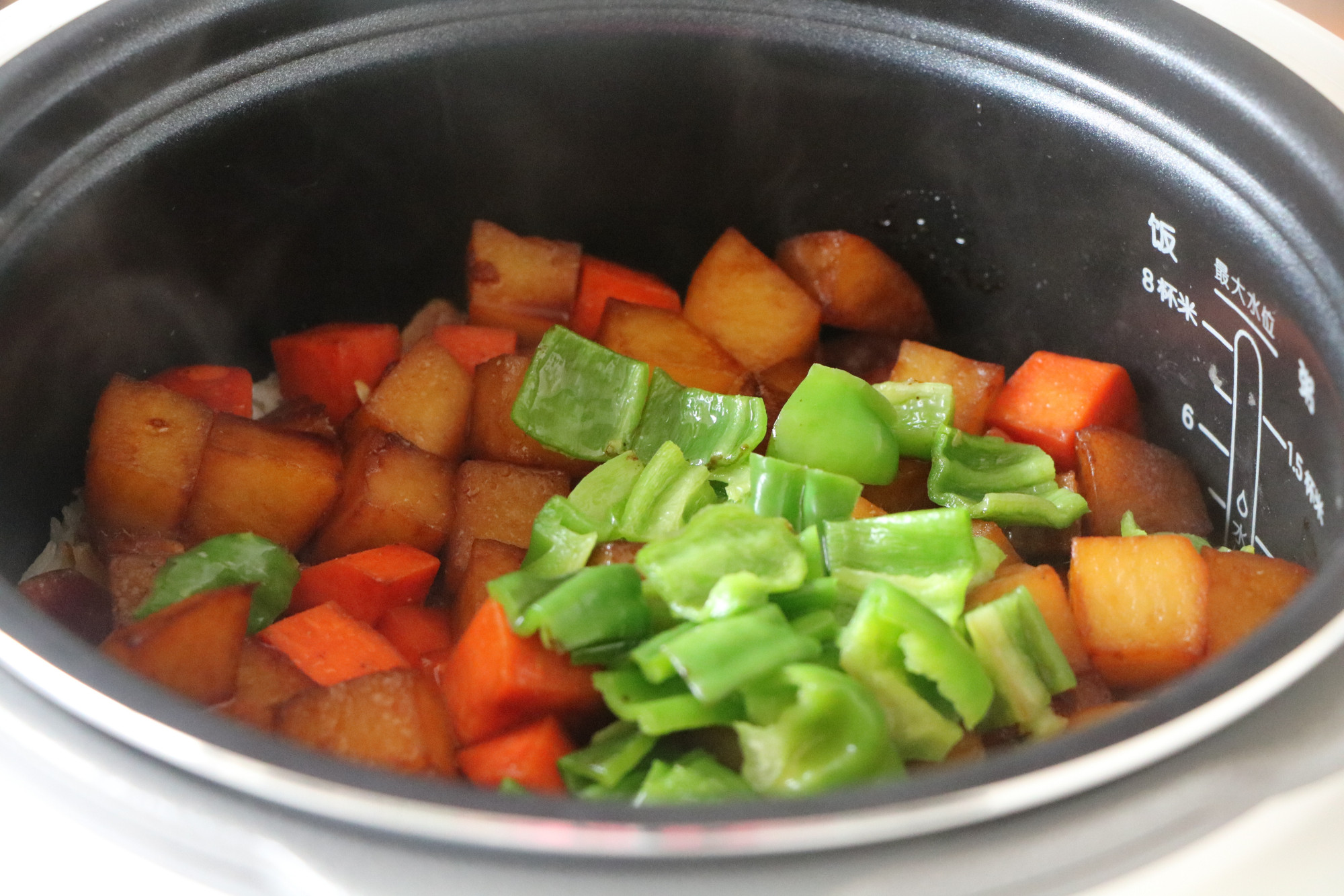 天氣降溫，懶人燜飯做起來，飯菜一鍋出，省時省力，家人超愛吃