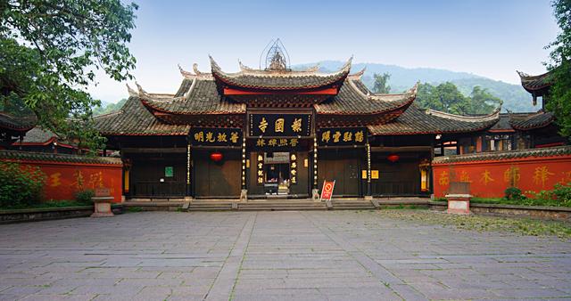 天下名山僧占多 曾祥裕风水团队佛教圣地峨眉山考察记