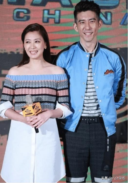 賈靜雯攜修傑楷亮相，穿一字肩連衣裙優雅溫柔，真有女神範