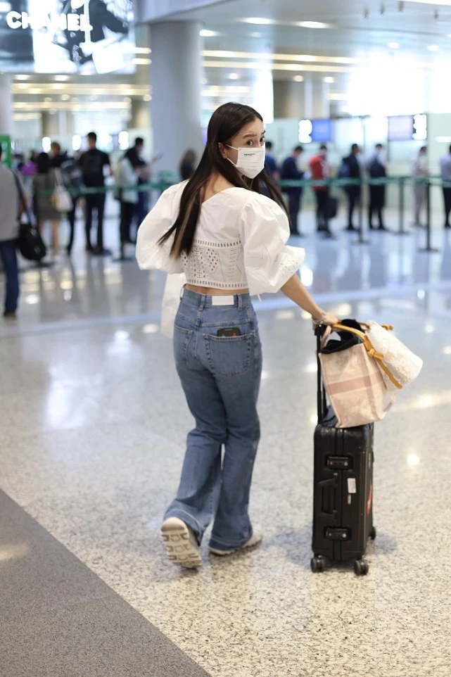 baby帶兒子出行，4歲小海綿獨自推行李箱，母子倆機場狂奔太可愛