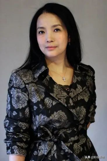 61岁吕丽萍给儿子理发，头发花白，33岁张博宇比父亲都显老