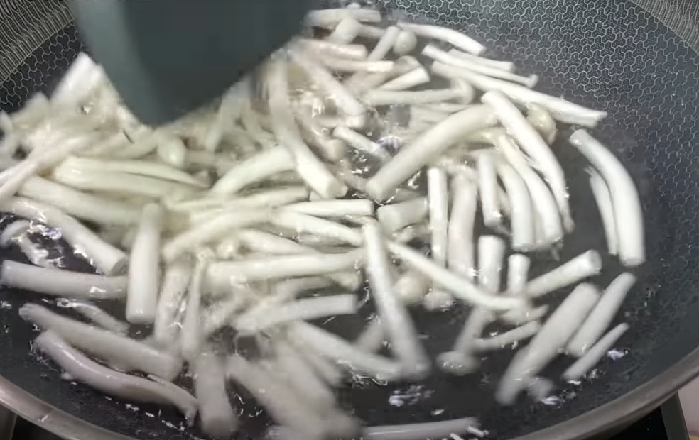 Two tomatoes and a handful of seafood mushrooms are delicious, delicious and nutritious.