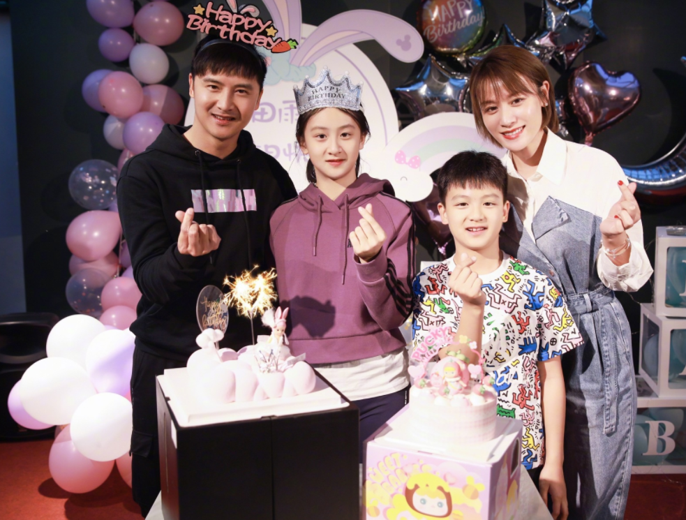 13岁森碟和弟弟玩蹦床！穿紧身裤长腿傲人，因太兴奋表情失控