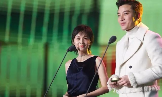 明星分手后同框，胡歌避嫌，baby直接无视，贾乃亮不愧是演员