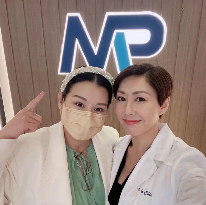 胡杏儿挺孕肚探班闺蜜，怀孕9月肚大如箩，穿宽