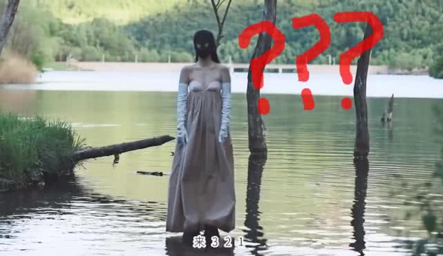 明星工作不易！戚薇让助理背过河遭怒骂，脚上