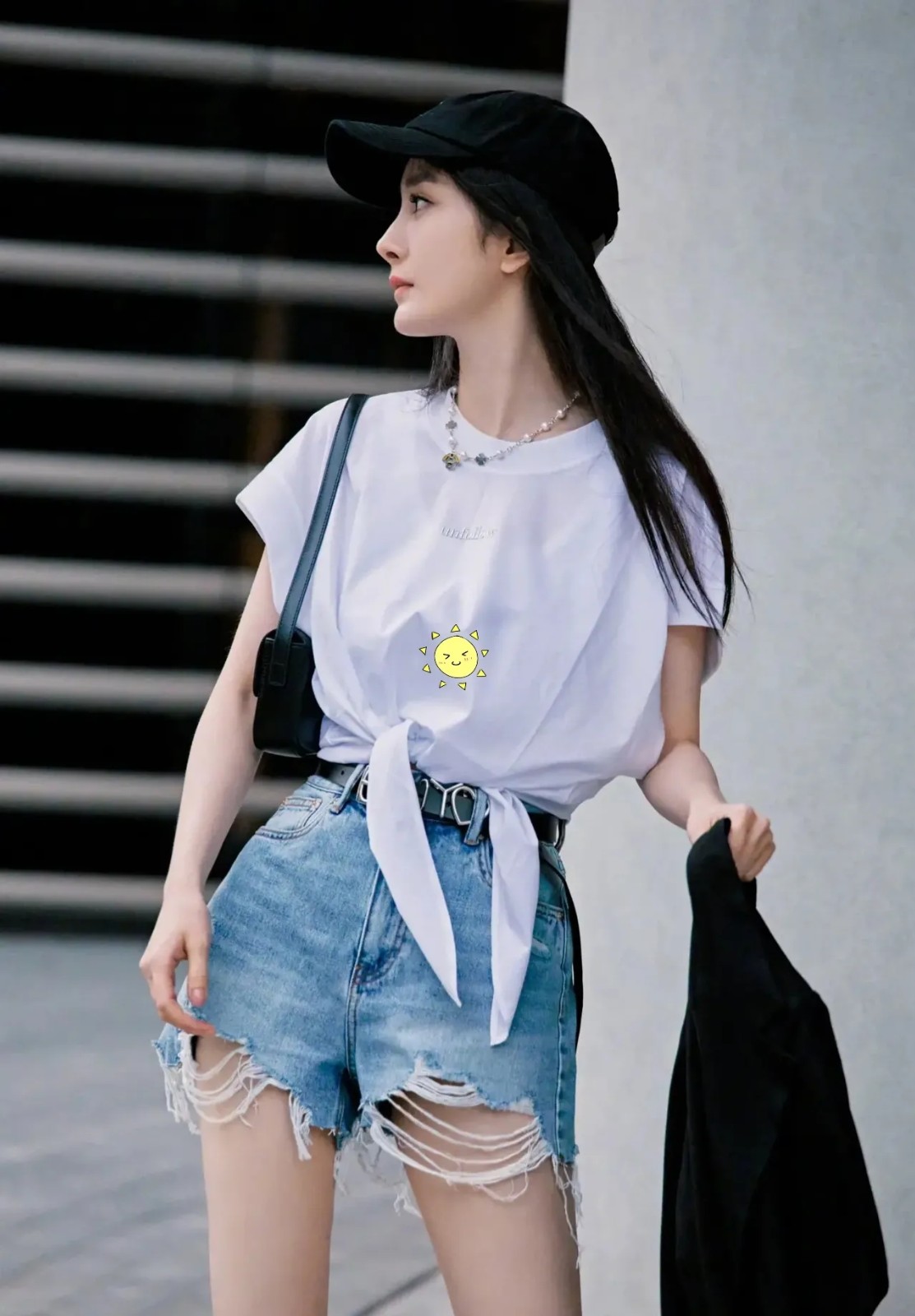 周杰伦老婆穿牛仔裤晒美照，身材颜值很出众，低调简约没明星架子