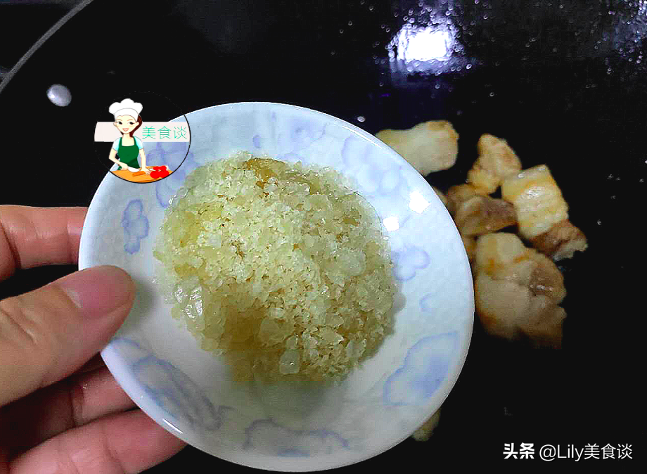 紅燒肉的家常做法，不炒糖色、不加大料，簡單一燜，色澤紅亮鮮香