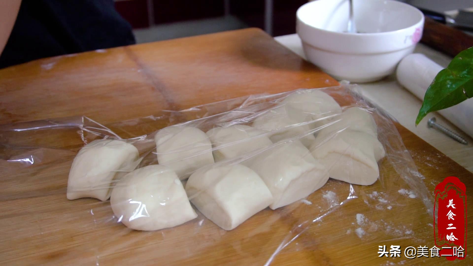 People in Shandong really know how to make sugar biscuits, so they just splash the flour with boiling water.