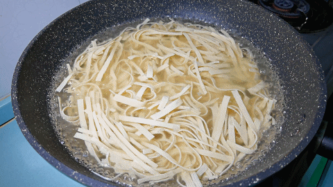 春天吃肉不如多吃素,豆皮這樣做最好吃,營養味美,家人都喜歡