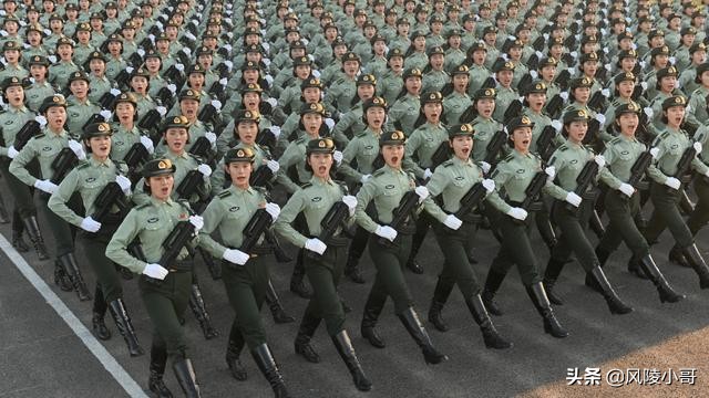 为何日本女兵都会背一个小挎包？里面到底装的