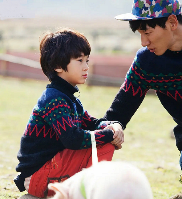 13岁天天与张亮同框，身高接近1米8，穿西服颜值