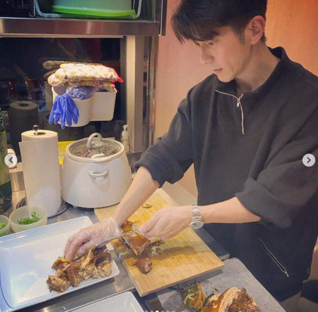 賈靜雯發文為老公慶生，修傑楷親自下廚做大餐，一家五口幸福同框