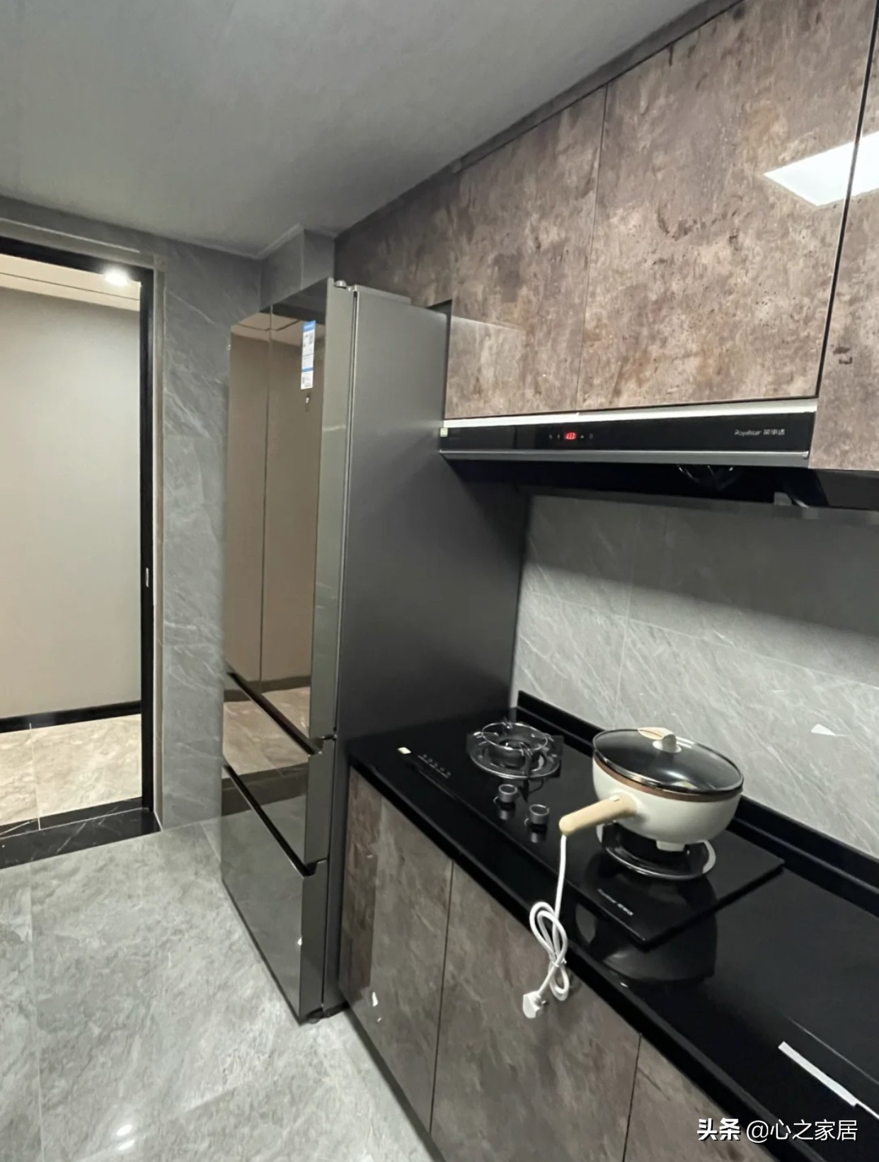 130㎡黑灰配的家装设计，暗淡低沉却彰显大气轻奢，简约而高大上