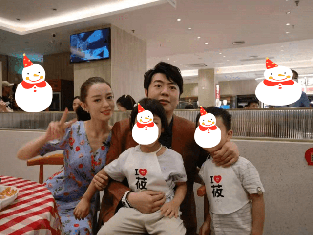 网友偶遇郎朗夫妇，郎朗抱小孩亲和力爆棚，吉娜瘦出排骨胸