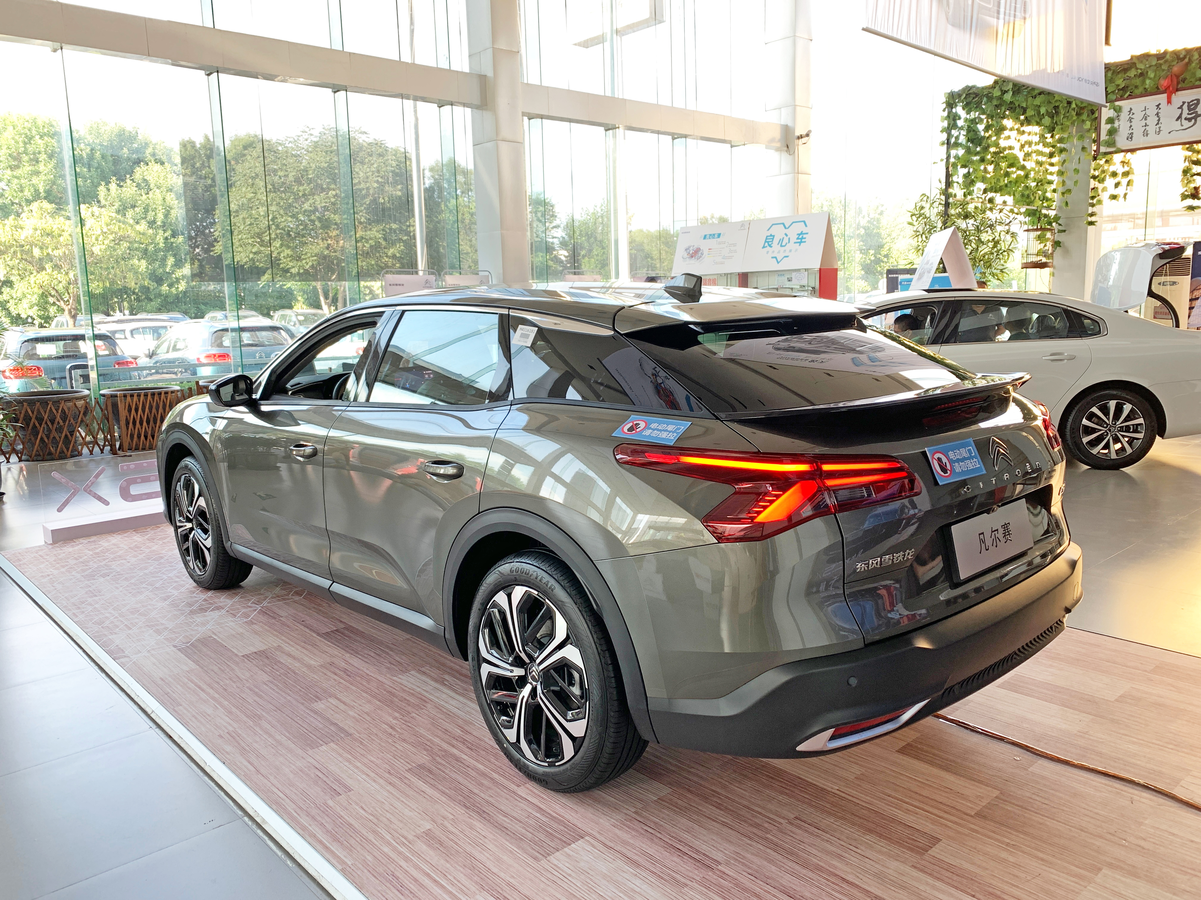 轿车+SUV+旅行车，凡尔赛C5X居然如此全能