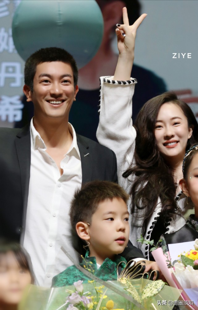 霍思燕带嗯哼现身《燃野少年的天空》首映活动，8岁的嗯哼长大了