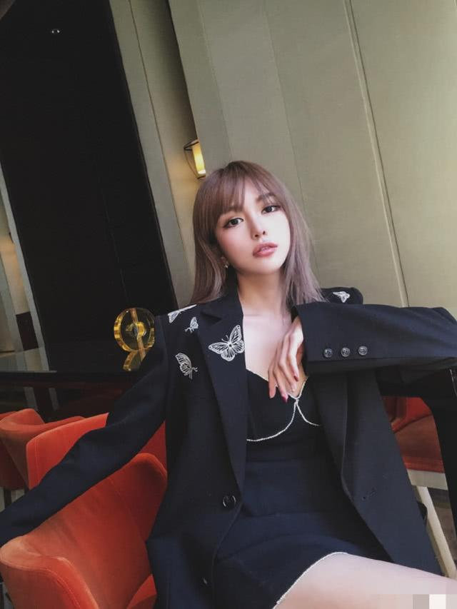 周扬青直播带货首秀，喊话所有女生：只有自爱