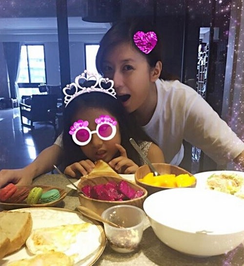 賈靜雯和大女兒單獨看電影，大女兒送母親節禮物，母女感情深厚