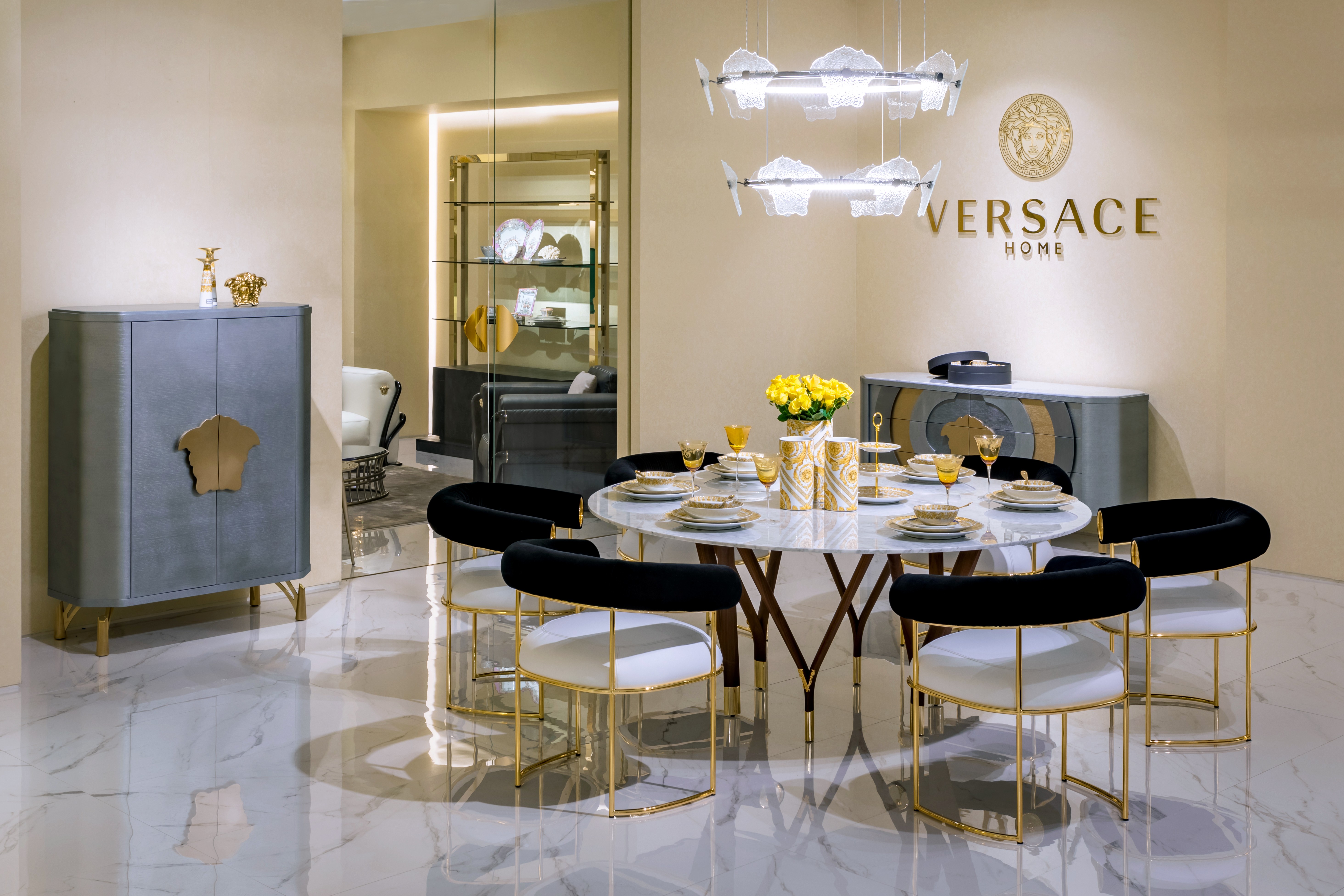 喜欢VERSACE、ROBERTO CAVALLI家具的人，都是什么样的人？