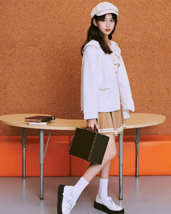 钟丽缇女儿近照流出，还没成年就有“女主脸”，一双腿真羡慕不来