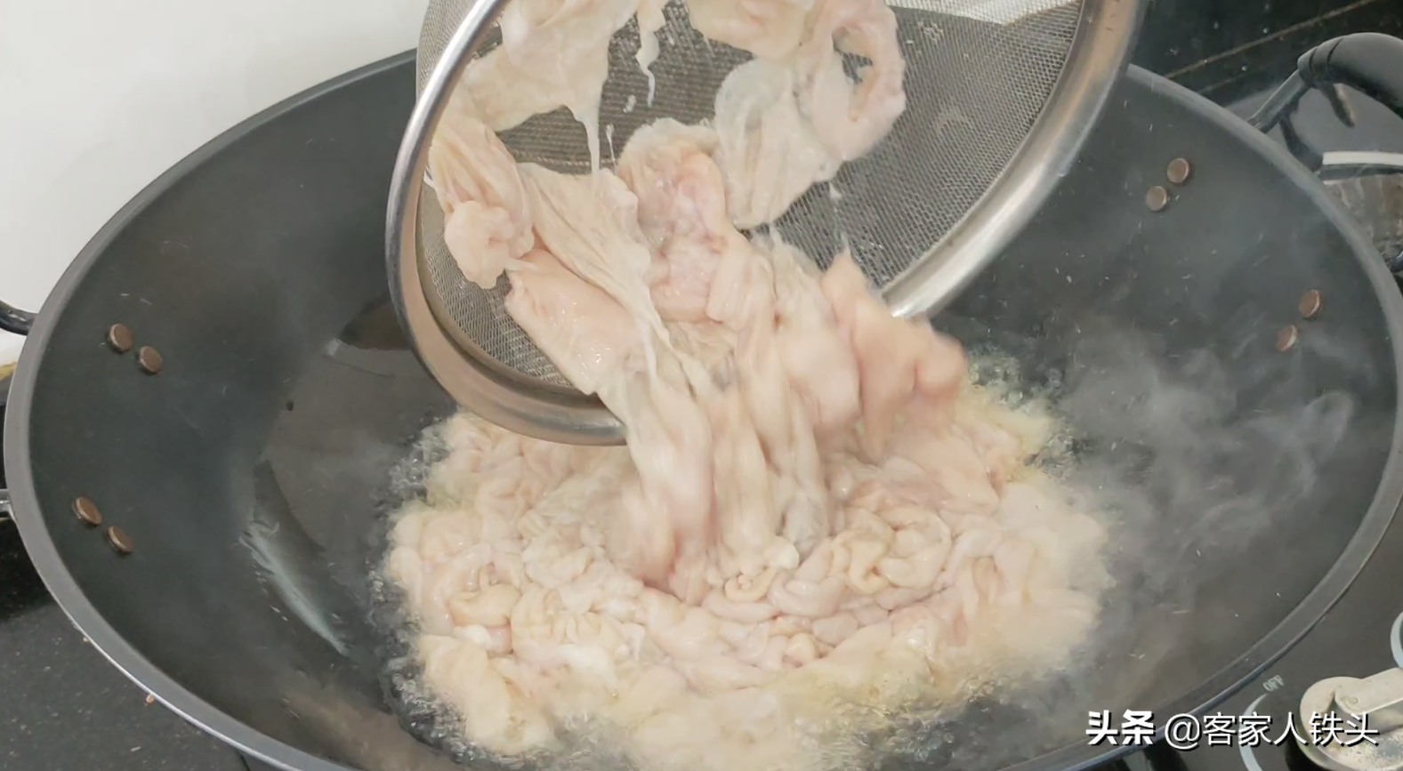 广东人做肥肠为什么那么好吃？教你关键2步，爽口味美孩子也爱吃