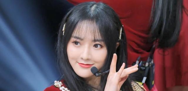 青二经费紧张？选手竟然穿破裆裤，网友：节目