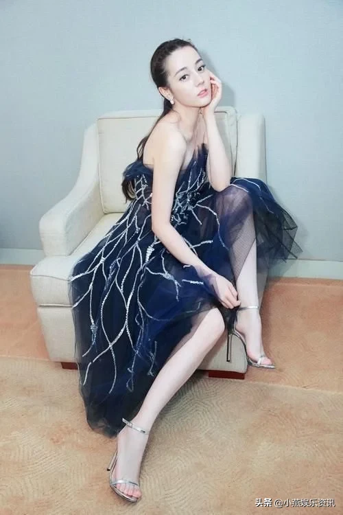 美女明星都钟爱什么美甲？热巴女神，超级喜欢大红色美甲，太美了