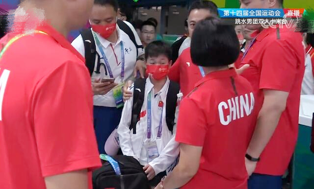 全红婵被镜头吓到了！看到记者迅速捂脸逃跑，教练们围起来保护她