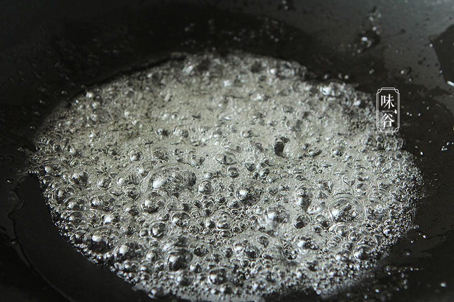 秋天这果皮扔掉太浪费，做小零食特棒，香甜有嚼劲，嗓子也爽利