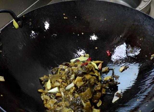 To make sauerkraut fish, whether to put sauerkraut or fish first, 10 makes 9 people wrong, no wonder the fish is heavy and not fresh