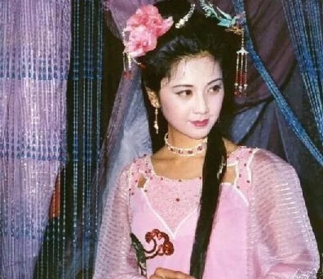 当年的“中国第一美女”女儿国国王朱琳如今依然风姿绰约