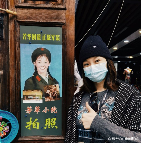 郑恺夫妇游三亚，苗苗穿2.6万卫衣秀身材，高难度动作致敬经典