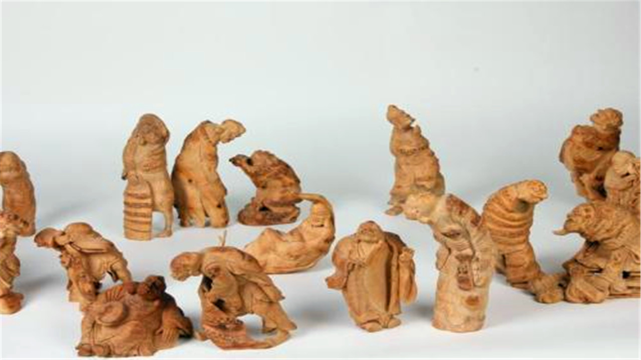 师傅用乌木雕出500罗汉，有人出价百万却毁约，再也卖不出了