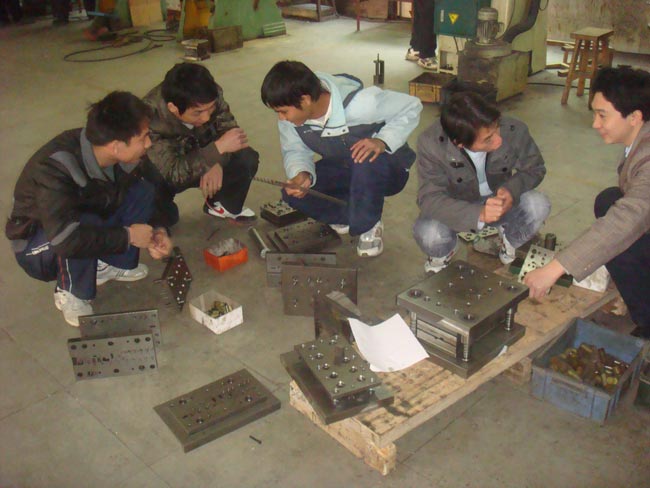 冲压模具设计浅谈IC端子模具