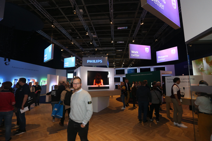 IFA 2019丨可触摸可防窥 飞利浦显示器和你想象中的有点不一样