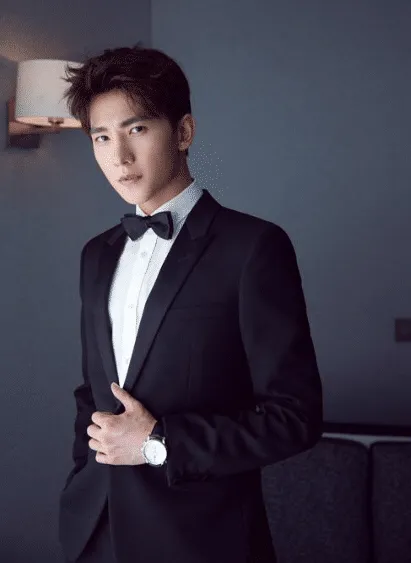 有种“端庄”叫杨洋，走红毯像踢正步，“坐如