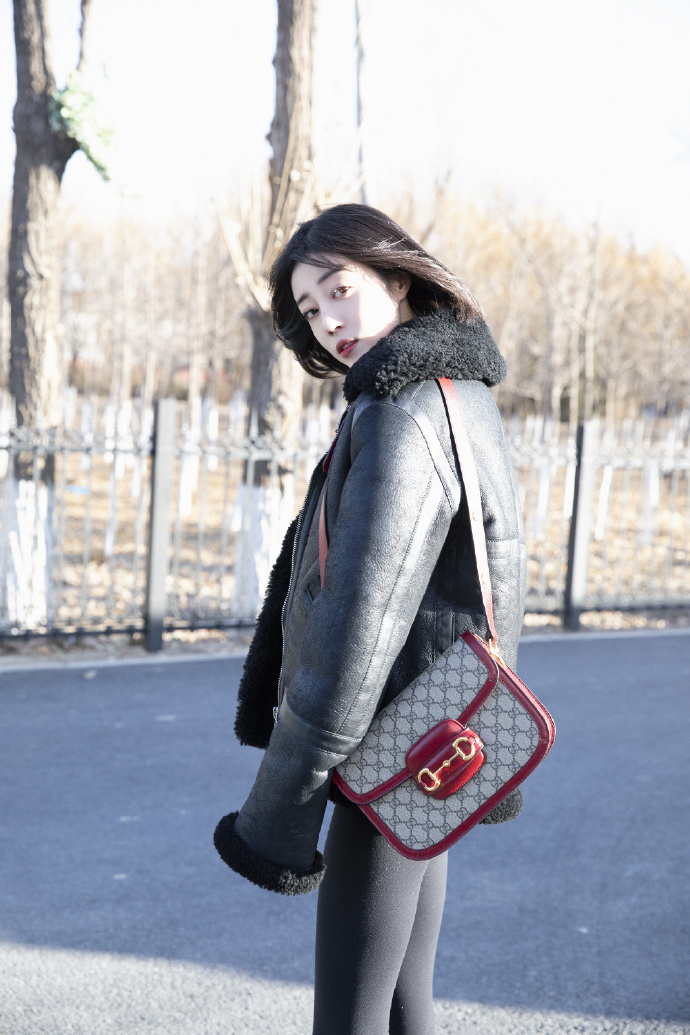 黑色系春季穿搭，如何用简单的黑色，打造出个人的穿搭风格