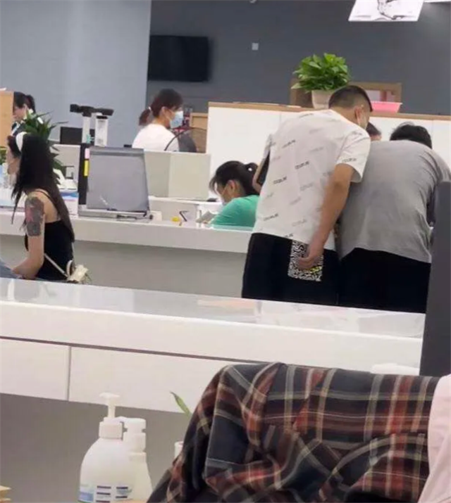 uzi庆生贺礼送一套房？大手笔让人咋舌，偶遇后被夸奖太孝顺父亲