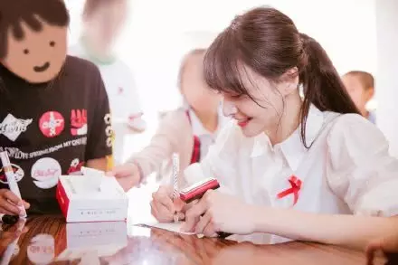 郑爽看望艾滋孩童，再现“贝微微”神颜，乖巧