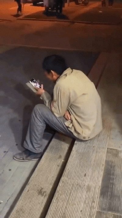 搞笑gif神评:女友首次开车上路,让人操碎了心