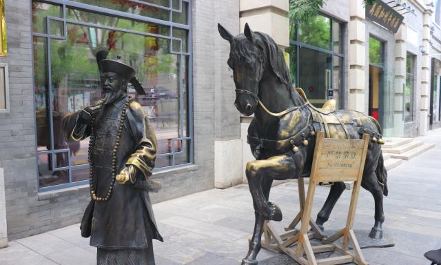 北京前门大街，游客人山人海，全聚德等多家老字号最抢眼