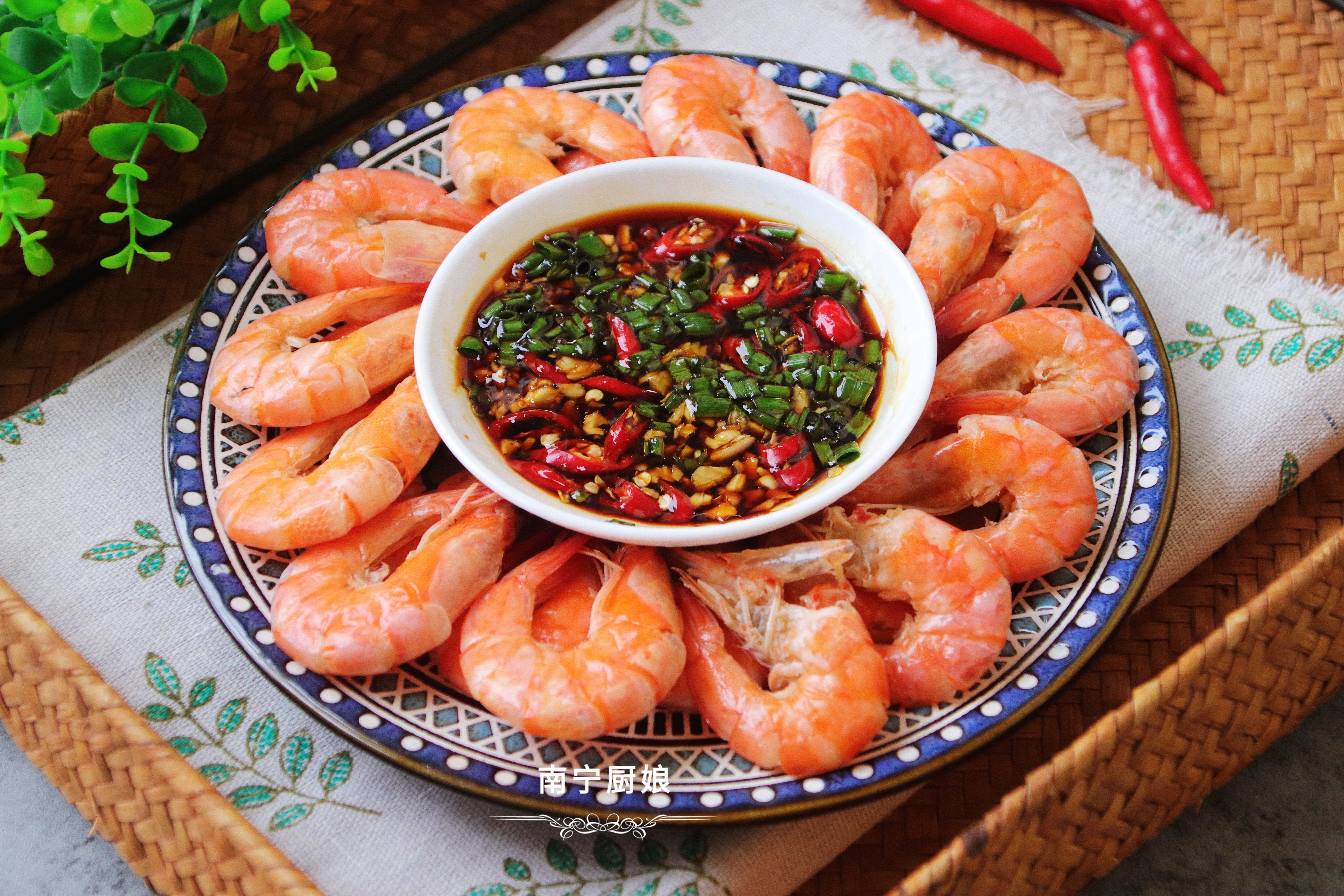 白灼大虾用清水煮就错了，老渔民教我一招，不放一滴水，鲜嫩弹牙