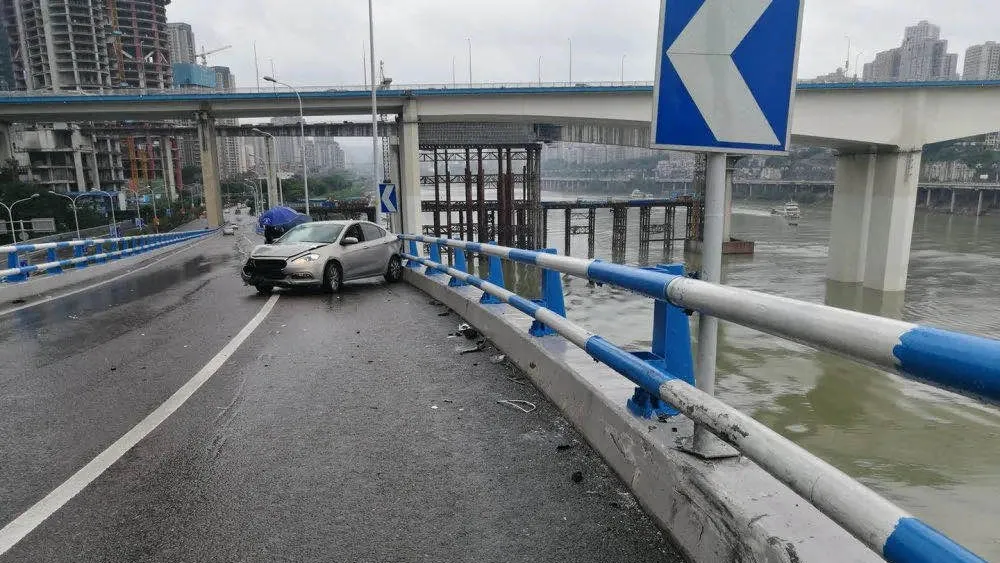 重庆|渝中警讯丨天雨路滑汽车失控挂倒摩托，驾驶员乘客车底滑过逃过一劫