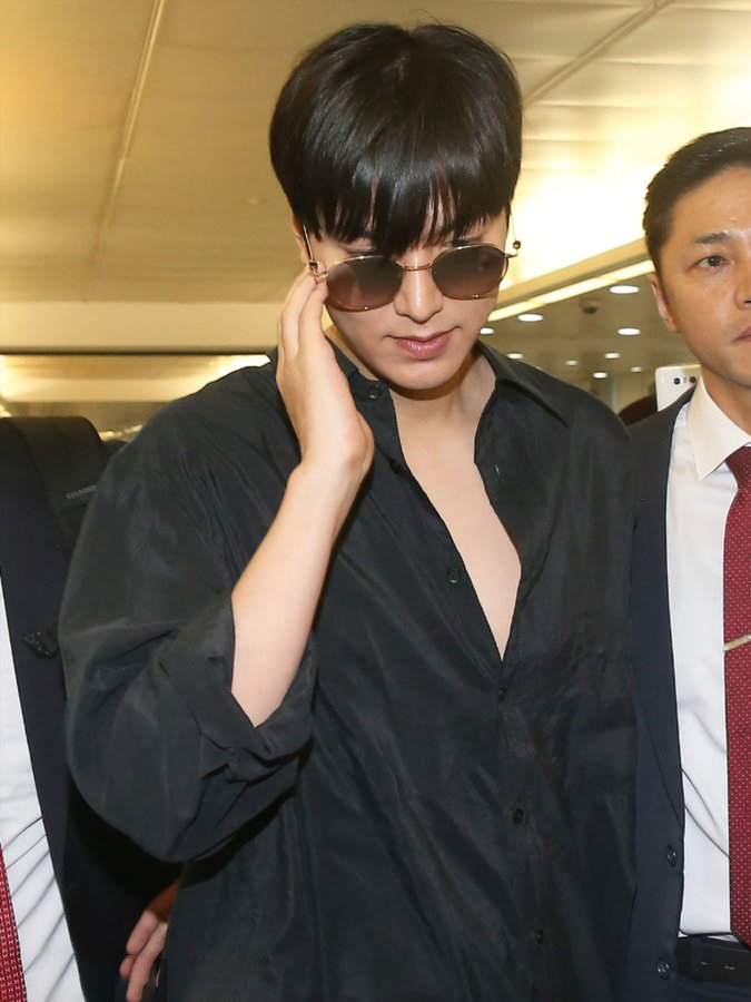 35岁李敏镐退伍后变高调，穿黑衬衫少系一颗纽扣，帅得差点认不出