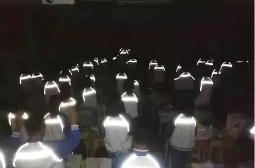 这套专治早恋校服设计,让你怀疑人生