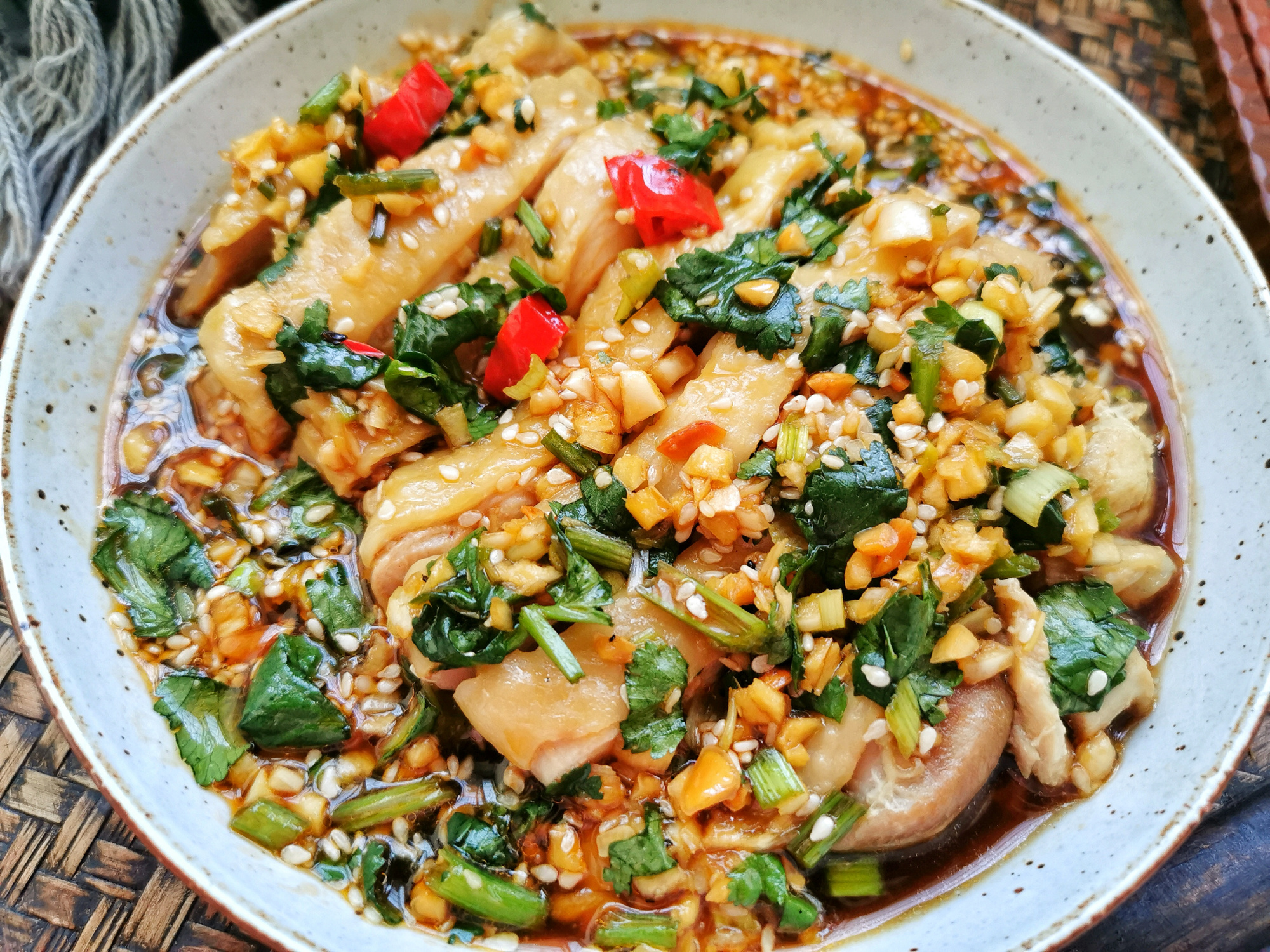 家常口水雞的做法，調配醬汁是關鍵，麻辣鮮香，上桌就掃光